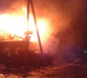 Двухэтажный дом горит в Южно-Сахалинске
