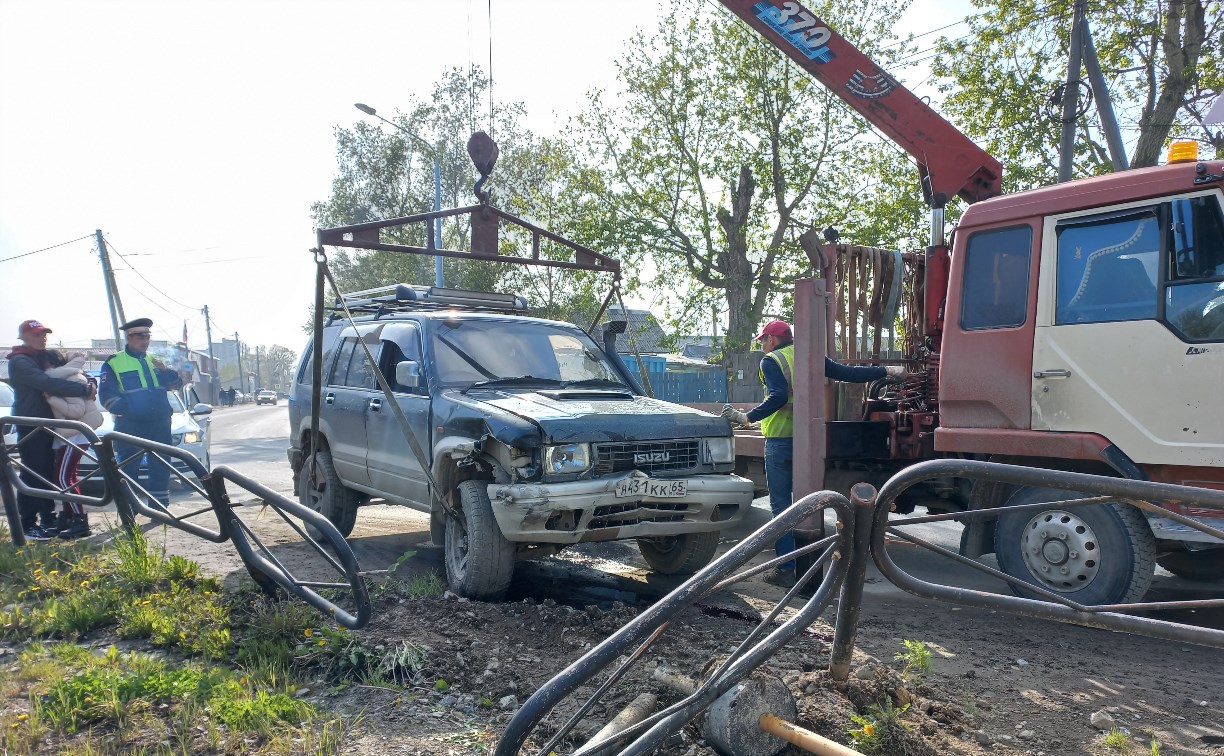 Нетрезвая парочка на машине снесла ограждение в Южно-Сахалинске и уснула