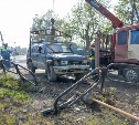 Нетрезвая парочка на машине снесла ограждение в Южно-Сахалинске и уснула