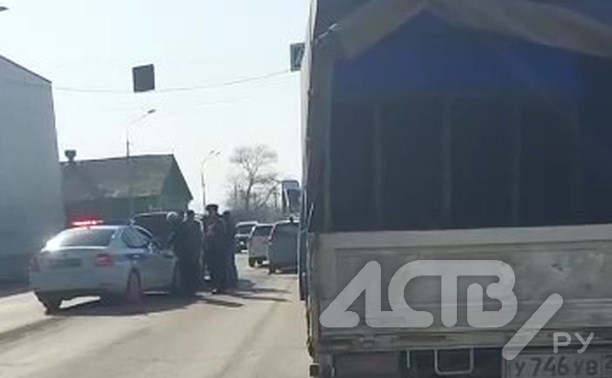"Конкретный цирк": автомобилисты встали в гигантскую пробку из-за мелкого ДТП в Южно-Сахалинске