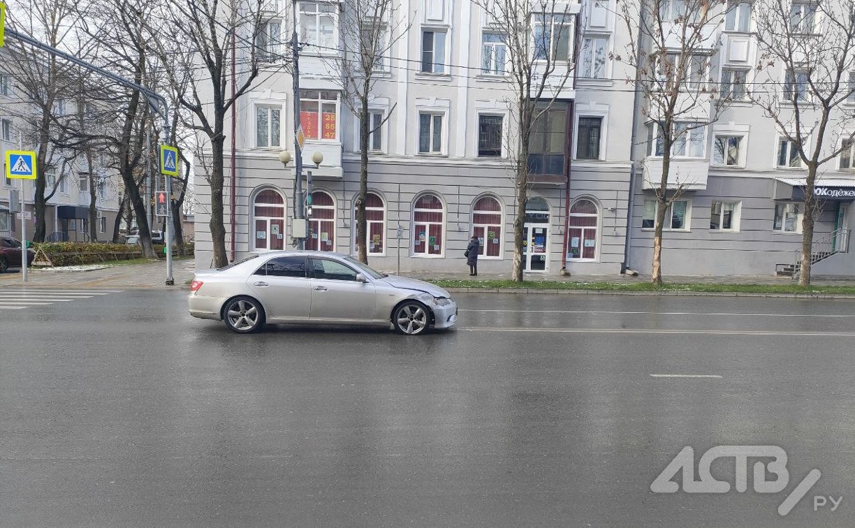 В Южно-Сахалинске ищут очевидцев ДТП с участием Toyota Mark X и Lexus GX