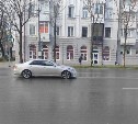 В Южно-Сахалинске ищут очевидцев ДТП с участием Toyota Mark X и Lexus GX