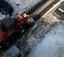 В Южно-Сахалинске коммунальщики вместо уборки мусора разбросали его по двору