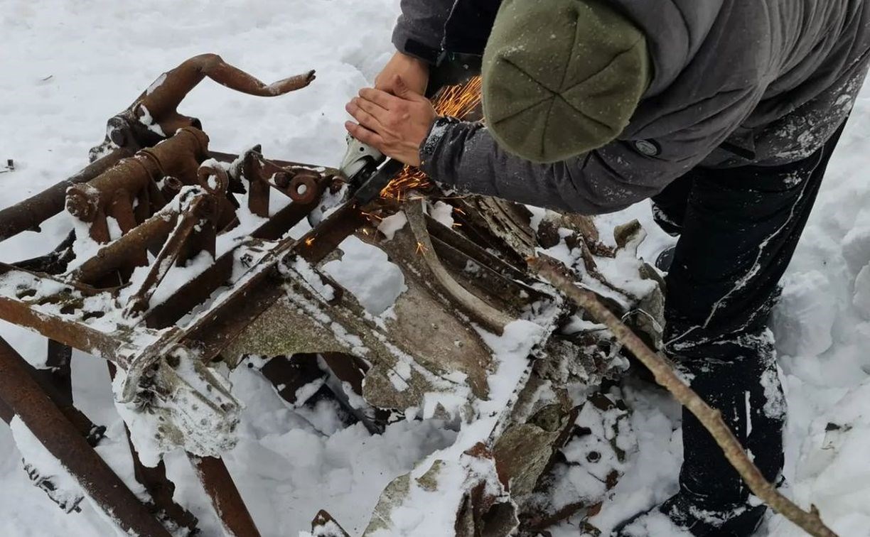 Поисковики на снегоходе вывезли из леса фрагмент разбившегося бомбардировщика