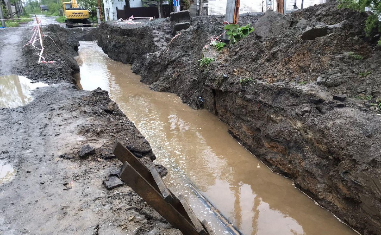 Впр родничок вырывается из земли. Долинск вода. Фото где вода под землей. Юг ремонт.