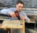 Южно-сахалинский школьник изготовил скамейки для жителей Дальнего