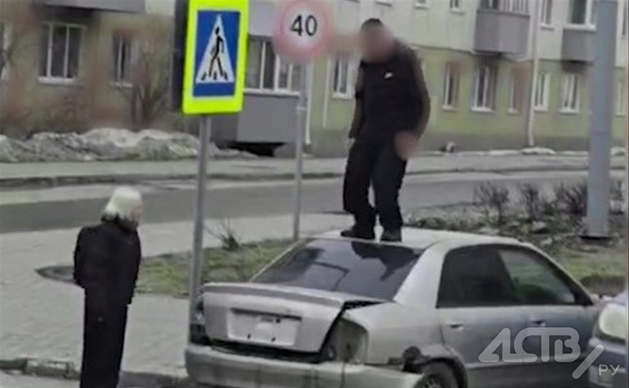 Подростки устроили "попрыгушки" на брошенном автомобиле в Южно-Сахалинске Подростки устроили "попрыгушки" на брошенном автомобиле в Южно-Сахалинске