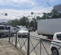 Грузовик врезался в микроавтобус в Южно-Сахалинске - на проспекте собирается пробка