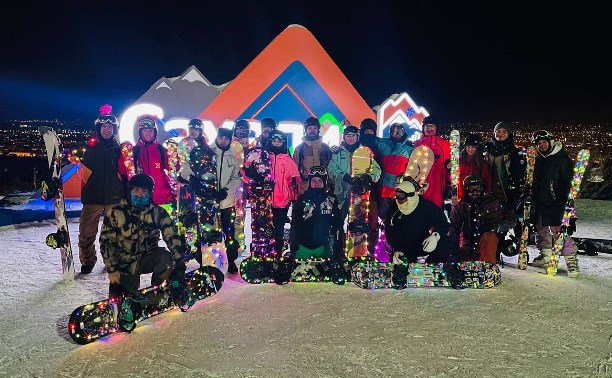 Яркий спуск на "Горном воздухе": лыжники и сноубордисты зажгли склоны Южно-Сахалинска 