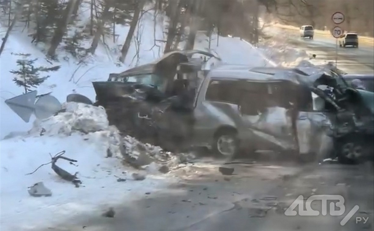 "Четверо пострадавших, один погиб": подробности страшного ДТП между Анивой и Огоньками