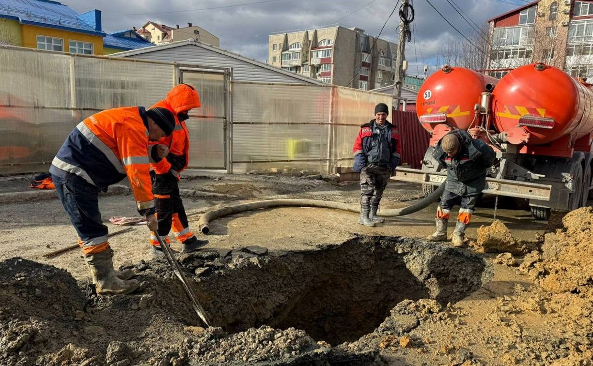 "Вспучился асфальт": в Южно-Сахалинске устраняют порыв на сетях на ул. Горького 