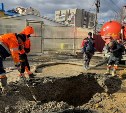 "Вспучился асфальт": в Южно-Сахалинске устраняют порыв на сетях на ул. Горького 