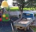 В Корсакове грузовик без водителя протаранил детскую площадку