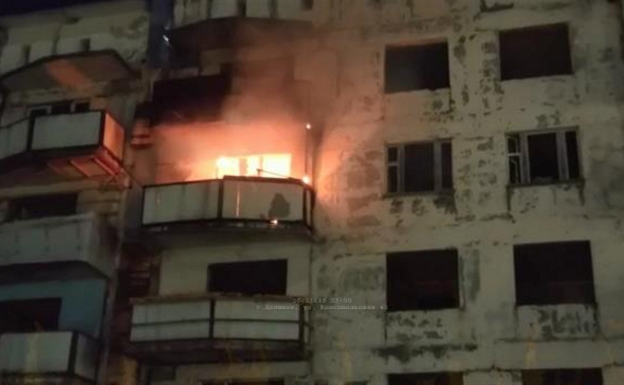 Пожар в расселенном доме потушили в Долинске