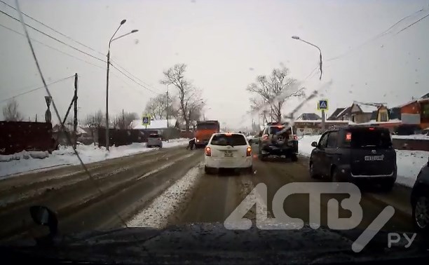 Инцидент на "зебре" в Южно-Сахалинске: пешеход кувыркнулся, легковушка едва не влетела в грузовик