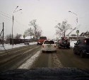 Инцидент на "зебре" в Южно-Сахалинске: пешеход кувыркнулся, легковушка едва не влетела в грузовик