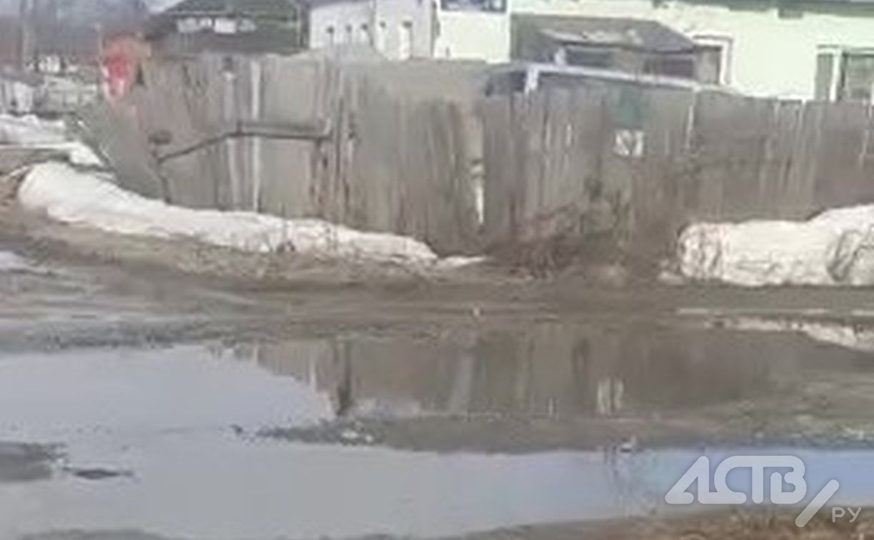 Канализационные воды третий день текут рекой в Новоалександровске