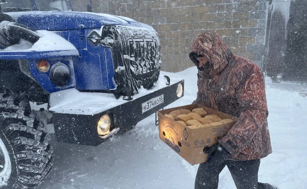Сотрудники администрации одного из районов Сахалина в метель развозят хлеб по магазинам на "Урале"