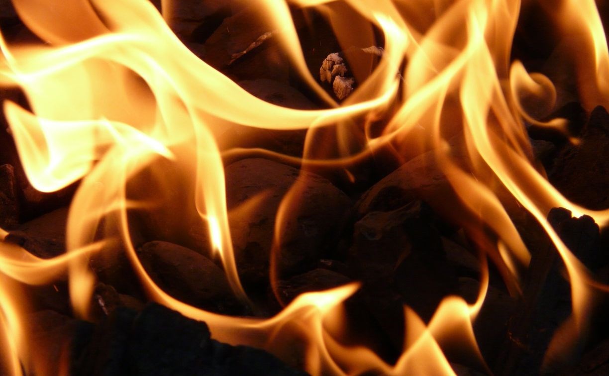 В Корсакове ночью тушили пожар в подъезде