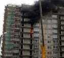 Недостроенная многоэтажка загорелась в Южно-Сахалинске