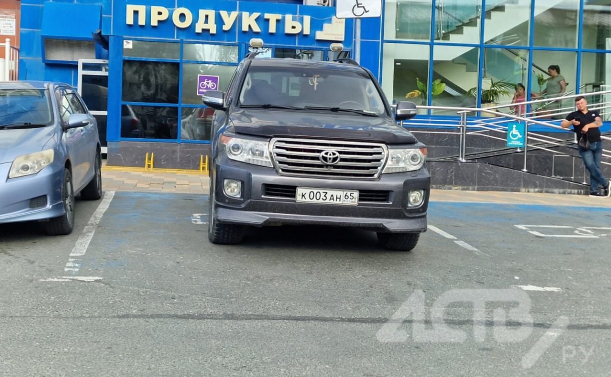 "Мой отец - инвалид": южносахалинец опроверг нарушение ПДД возле ТЦ "Аист"