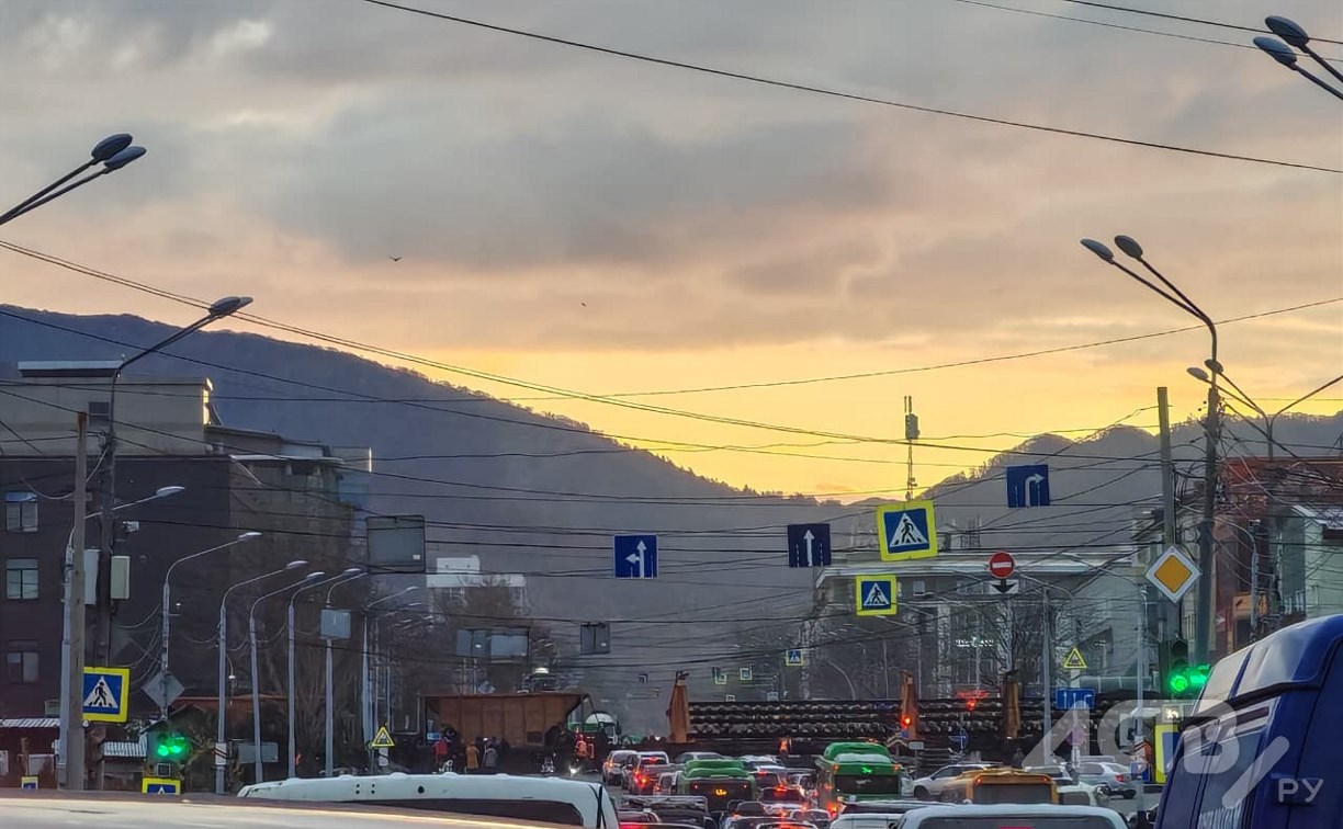 В РЖД объяснили долгое закрытие железнодорожного переезда в Южно-Сахалинске В РЖД объяснили долгое закрытие железнодорожного переезда в Южно-Сахалинске