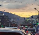 В РЖД объяснили долгое закрытие железнодорожного переезда в Южно-Сахалинске