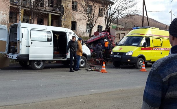 Лобовое столкновение двух грузовиков произошло на Холмском перевале