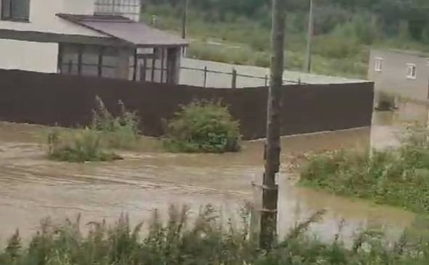Режим ЧС ввели в Анивском районе: особенно сильно затопило Новотроицкое