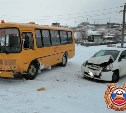 В Южно-Курильске Honda Fit врезалась в школьный автобус с детьми 