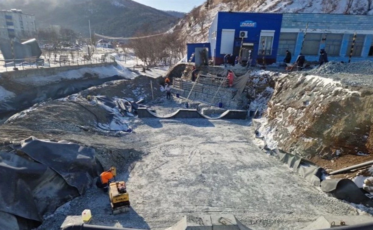 В Холмском районе продолжается капремонт моста через реку Правда