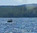 Лодка с двумя рыбаками "застряла" посреди озера на Сахалине