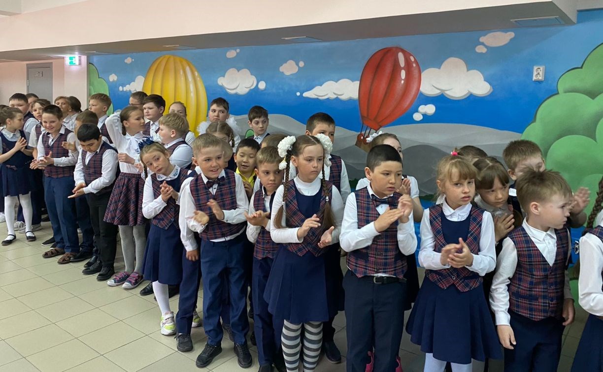Участник СВО пришёл в школу на Сахалине, чтобы лично поблагодарить детей за посылку
