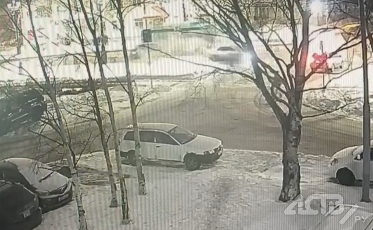 Момент лобового ДТП с пассажирским автобусом в Южно-Сахалинске попал в объектив уличной камеры 