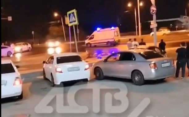 Очевидец: "Пьяный водитель по пути из Лугового врезался в кольцо на Украинской"