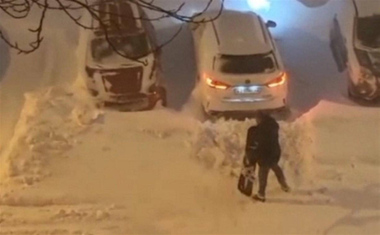 "Метельный юмор": сахалинцы откапывают машины сноубордом и продают авто прямо в сугробе