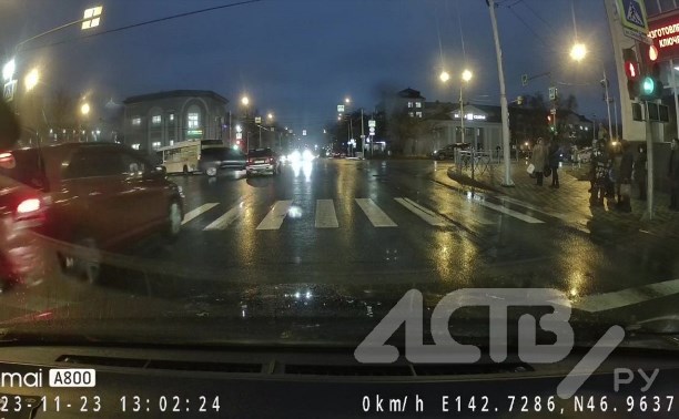 "Зачем он так сделал?": момент ДТП на перекрёстке в Южно-Сахалинске попал на видео