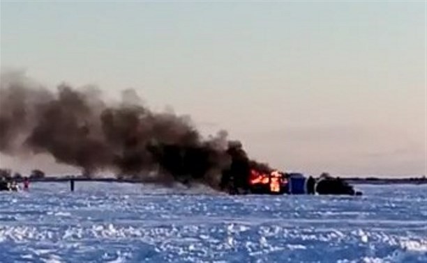 Микроавтобус сгорел на льду озера Невского