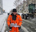 В Южно-Сахалинске работающих в циклон дорожников накормили блинами 
