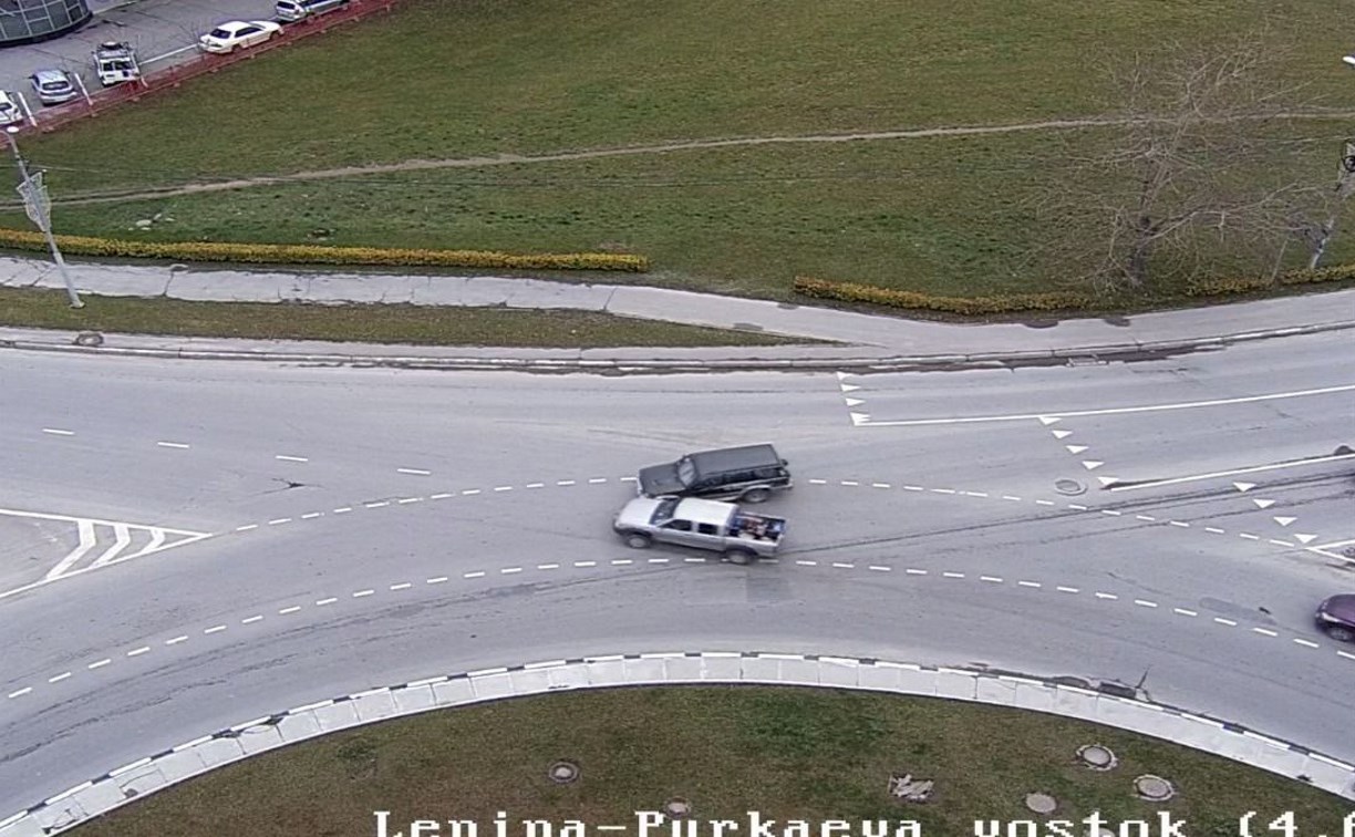На кольце Ленина - Пуркаева в Южно-Сахалинске на приличной скорости столкнулись два автомобиля