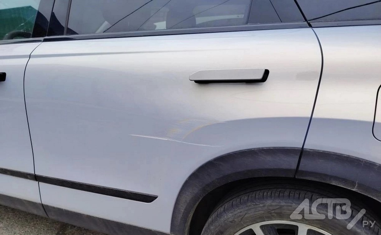 Неизвестный повредил автомобиль в Холмске и скрылся, но оставил "зацепку"