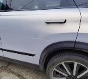 Неизвестный повредил автомобиль в Холмске и скрылся, но оставил "зацепку"