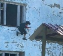 Очевидец: в Поронайске подростки кидаются стеклом и камнями из здания наркологии