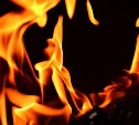 Мужчину с сильными ожогами вынесли из горящей бытовки в Троицком