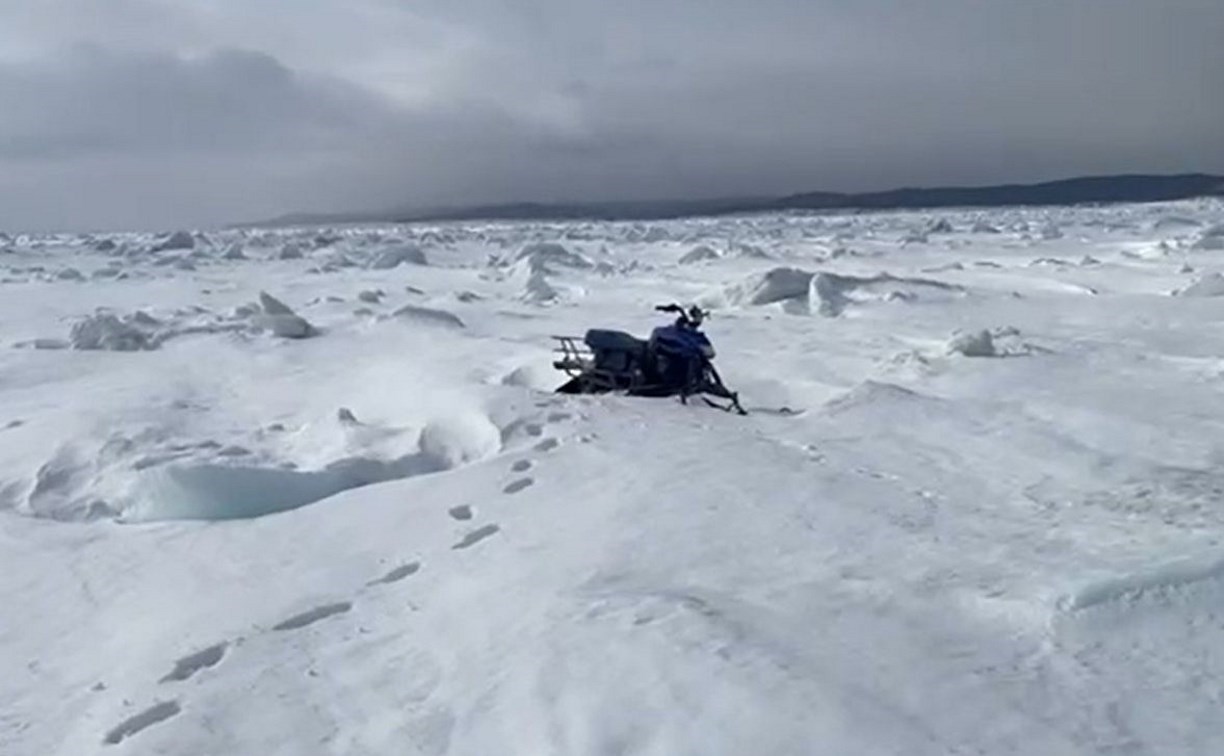 Соцсети: обнаруженный у побережья Сахалина снегоход пригнало на льдине