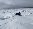 Соцсети: обнаруженный у побережья Сахалина снегоход пригнало на льдине