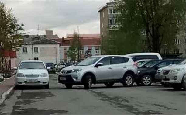 Странные маневры на парковке засняли анивчане