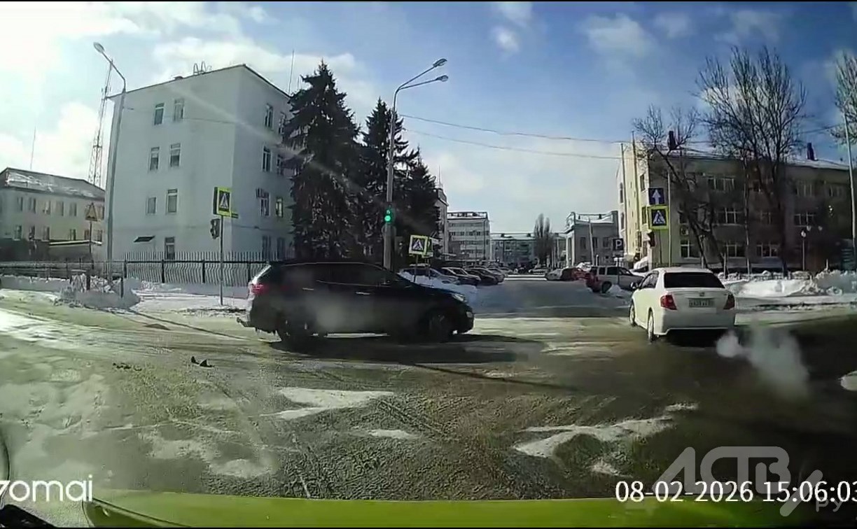 Автомобиль в Южно-Сахалинске с разгона влетел на тротуар, едва не разбив легковушку