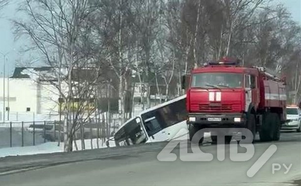 Автобус вылетел в кювет в Южно-Сахалинске