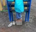 В Поронайске дети строят пирамиду из кирпичей, чтобы забраться на горку